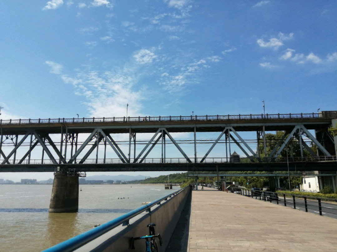 是中国自行设计,建造的第一座双层铁路,公路两用跨江大桥