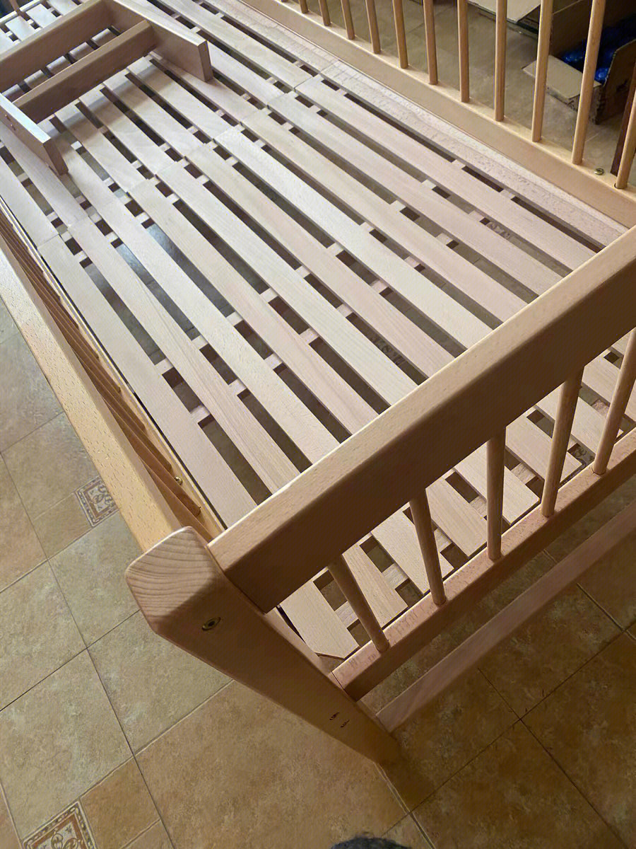 小床整张使用德国进口aaa级榉木材质,11根龙骨承重1500斤