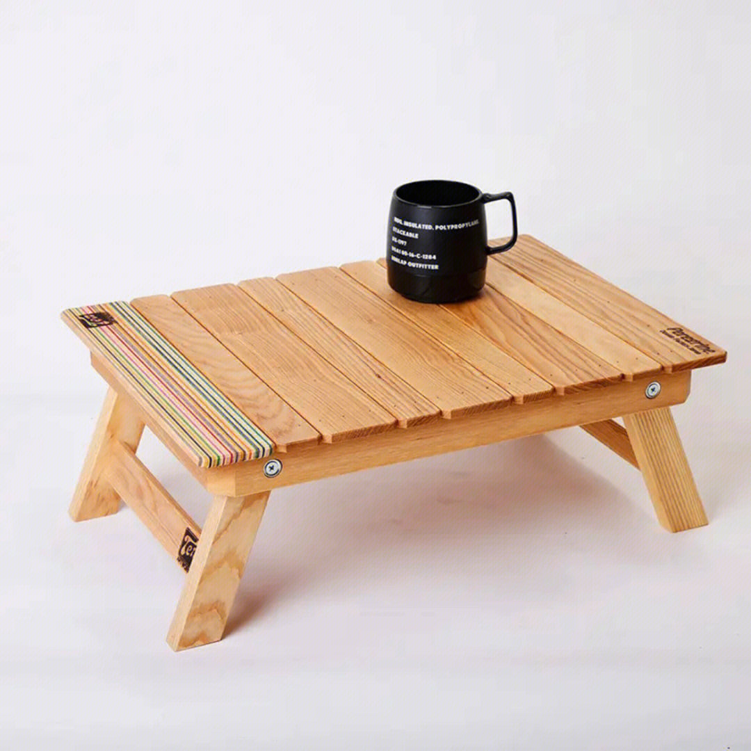 侧边木条用了滑板的微波冷压技术压制的彩色木条,增添了木桌的特别感