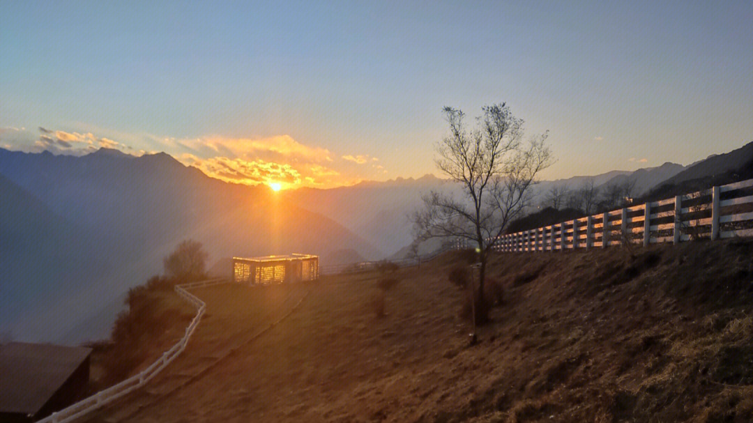 浮云牧场山路环绕图片图片