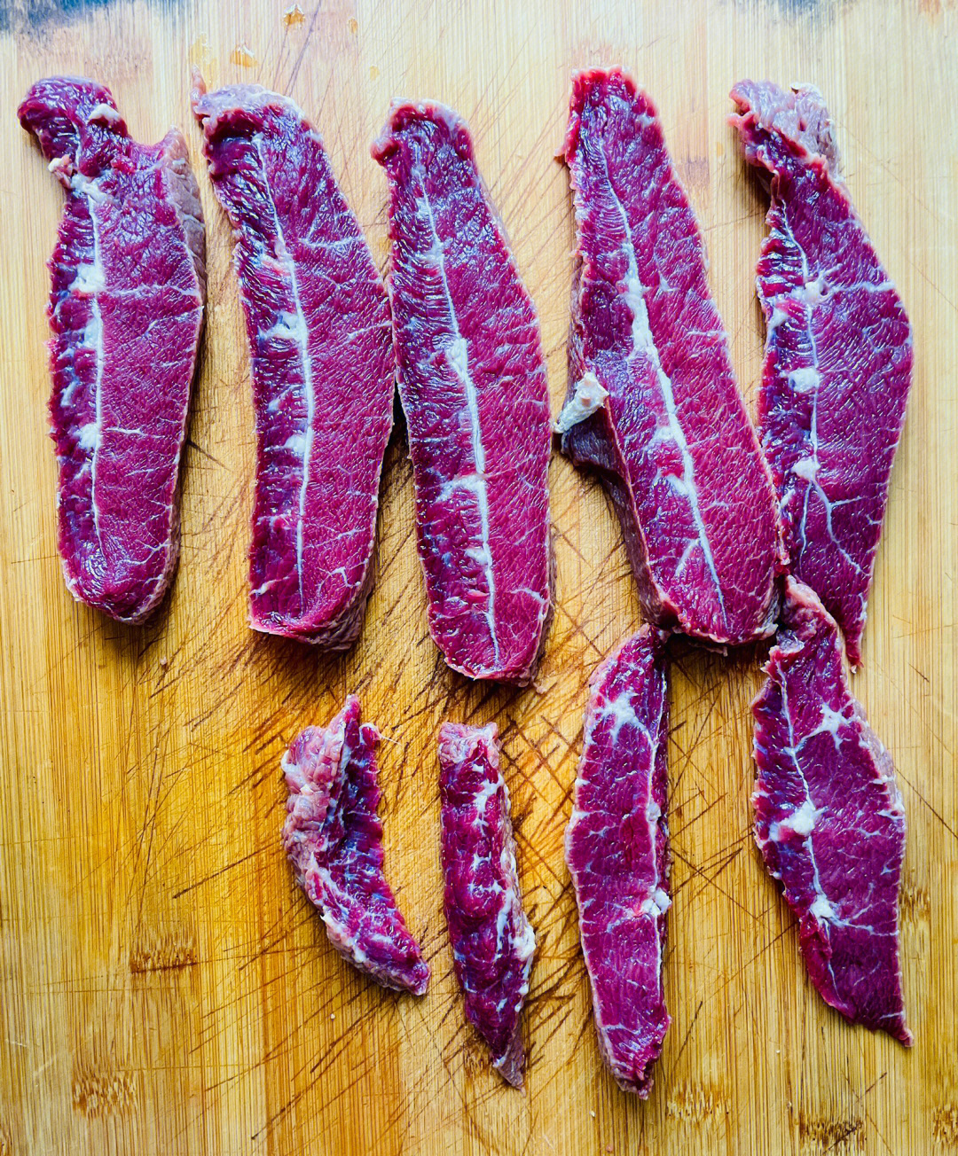 家庭版牛肉干的做法:15准备一斤牛肉,冷水泡半个小时,切成条,加3勺