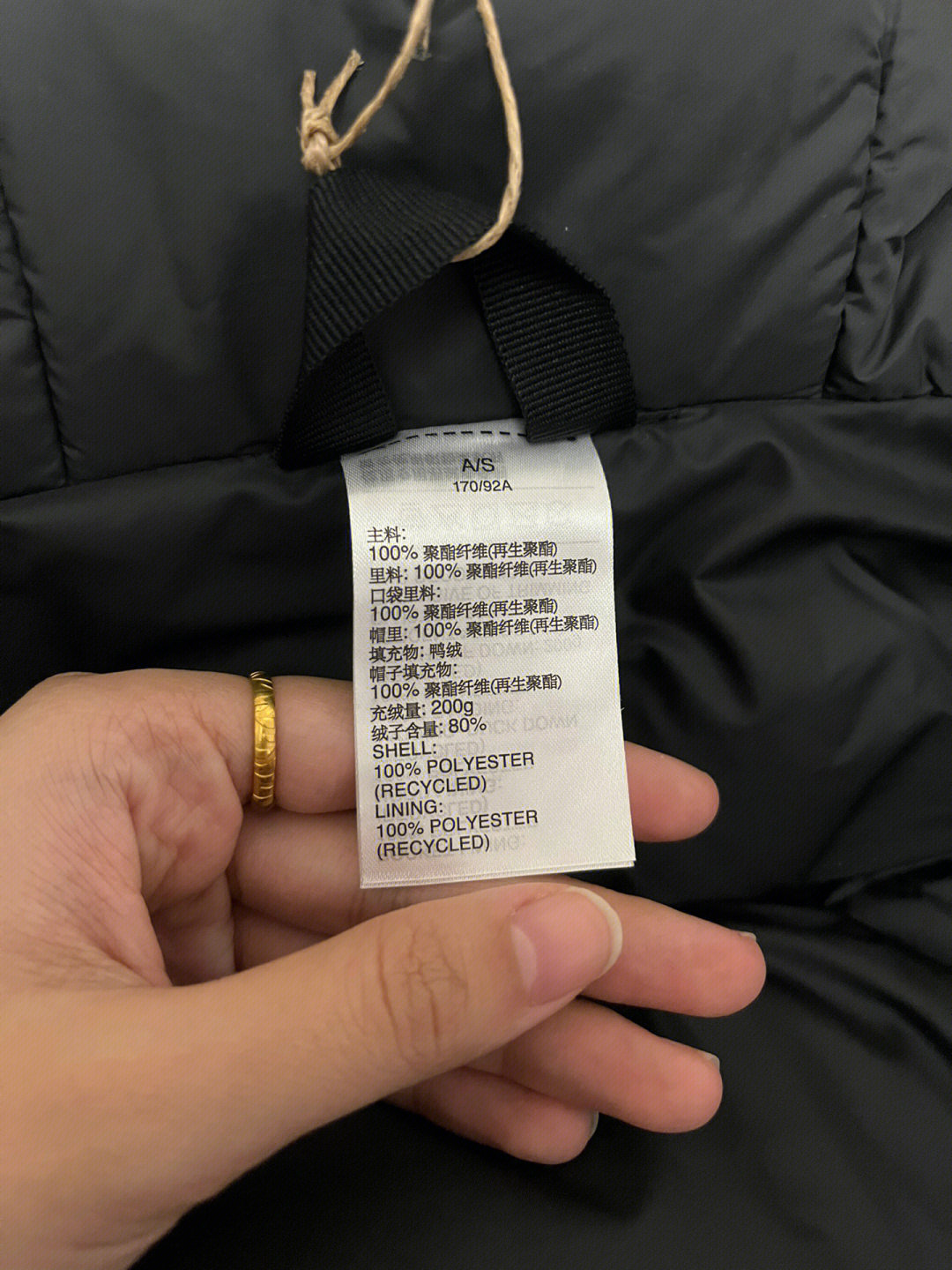 买了一件阿迪今年的新款长羽绒服回家价格:1899(我打折买的1399看标签