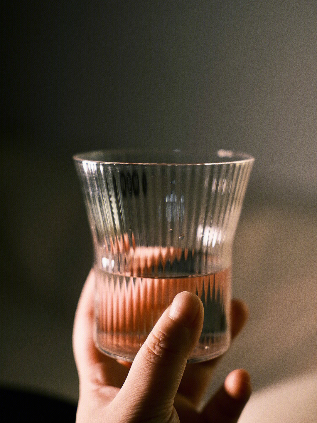 一只手工威士忌杯触感很好 适合在手上把玩很喜欢但却很少用 是因为它