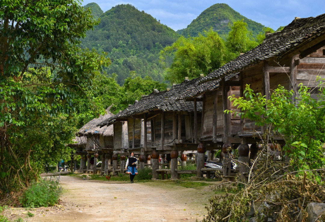 瑶山古寨位于荔波县瑶山瑶族乡拉片村,菇类村境内,是白裤瑶的主要聚居