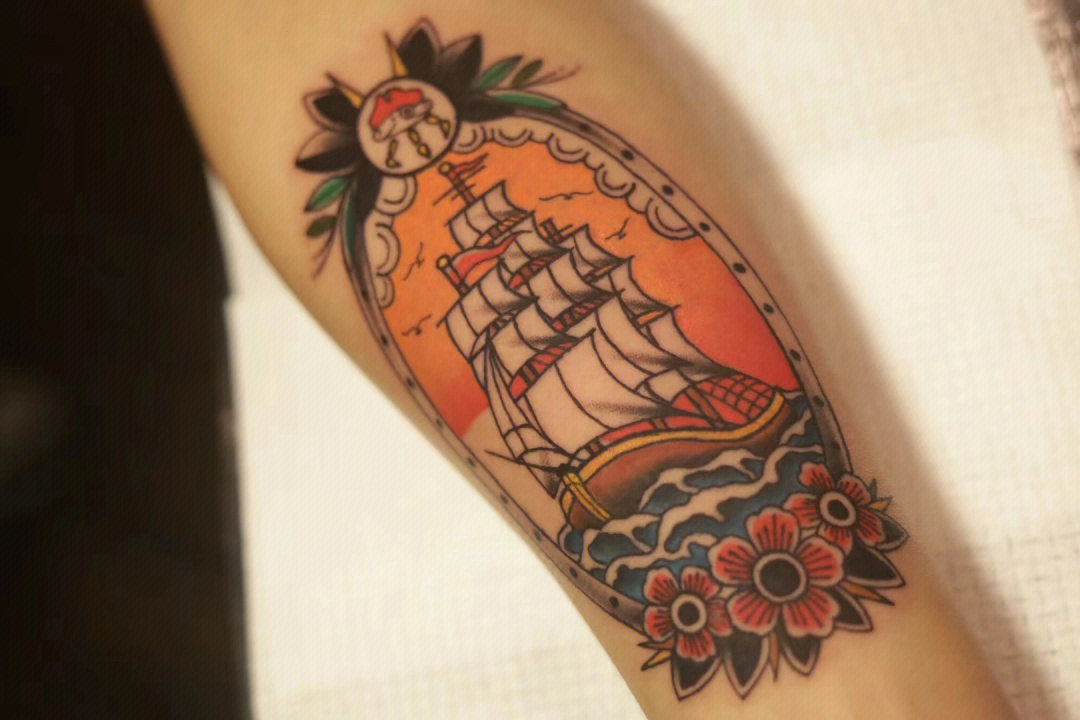 彩色old school小臂题材:帆船/海浪/花朵位置:小臂内侧机器:纹身笔