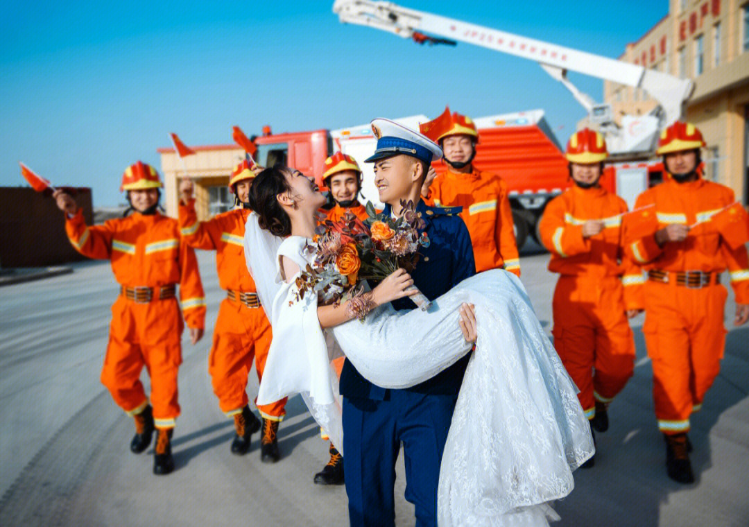 消防婚纱照高清图片