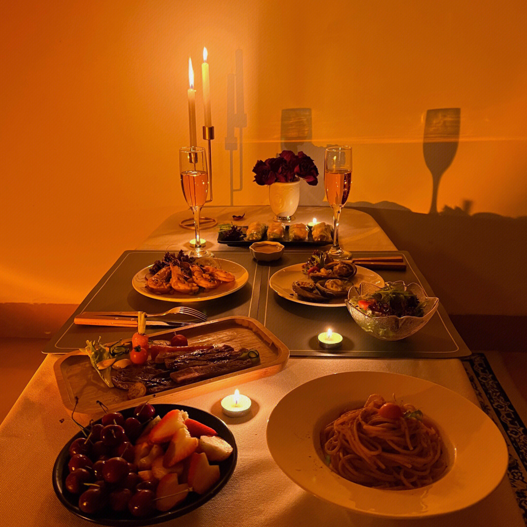 情侣在家的时烛光晚餐图片