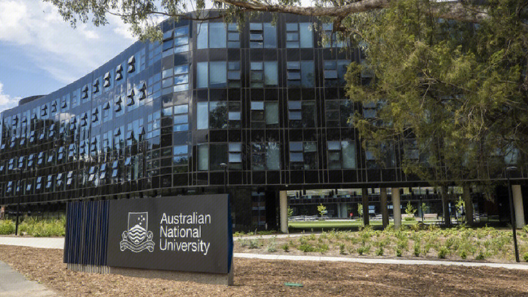 澳洲国立大学作为澳洲八大名校之首,位于首都堪培拉,距离悉尼约2