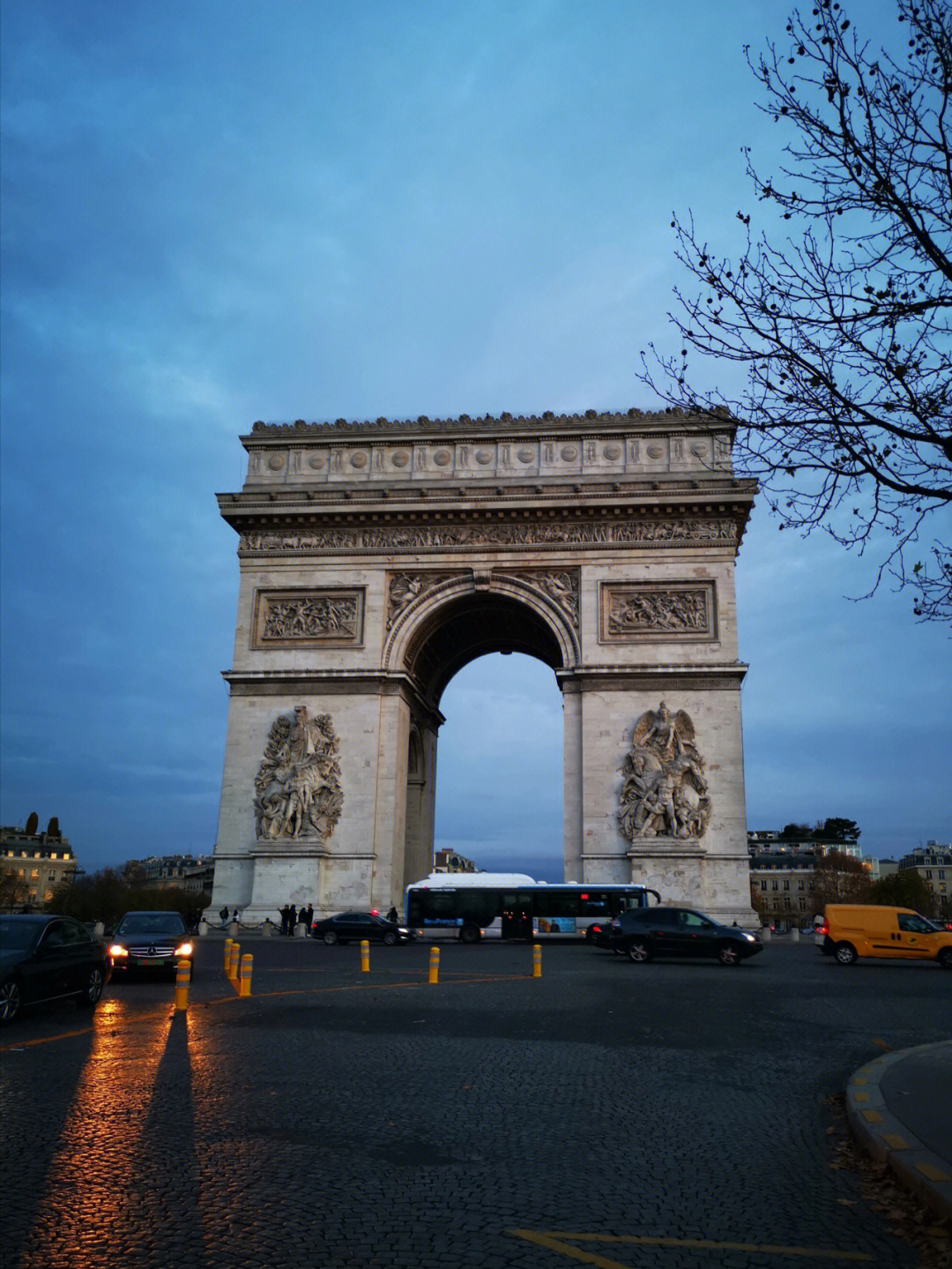 【巴黎凯旋门】是拿破仑为纪念1805年打败俄奥联军的胜利,于1806年