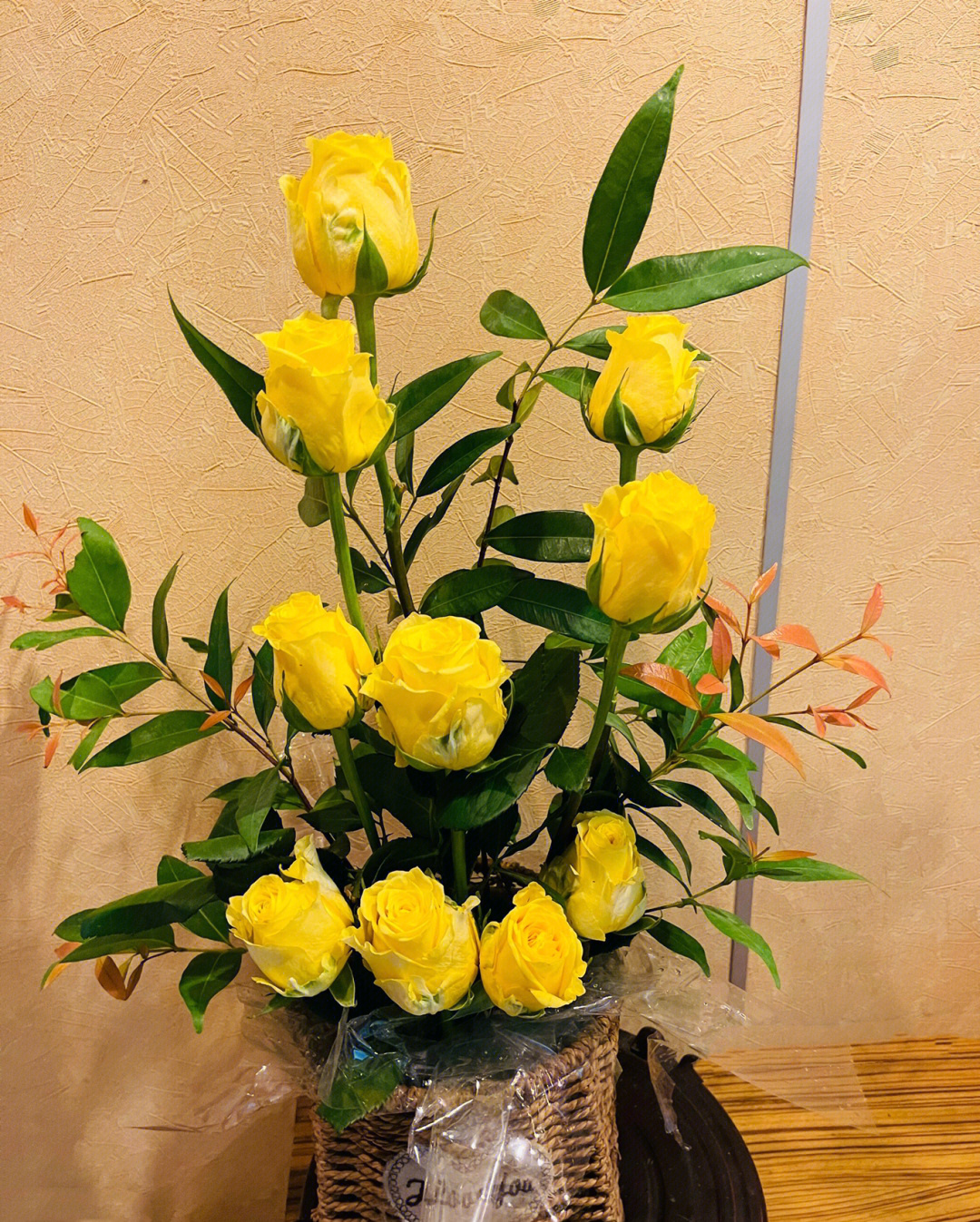 黄玫瑰和洋牡丹的春天
