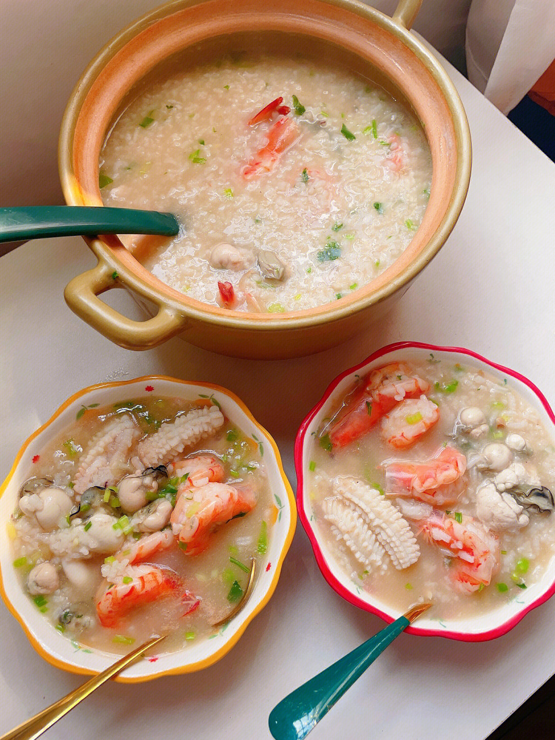 料足的砂锅粥,真的很满足啊～做法如下:(1)把鲜虾去头后开边(2)生蚝用