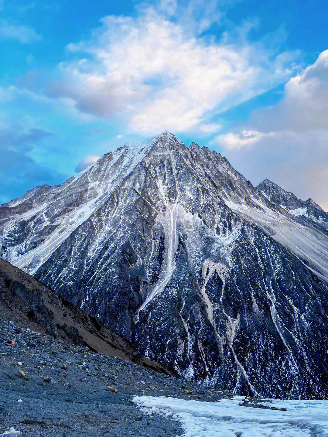 各日马村)后面的一个垭口,海拔4000 ,是目前距离雅拉雪山最近的观景台