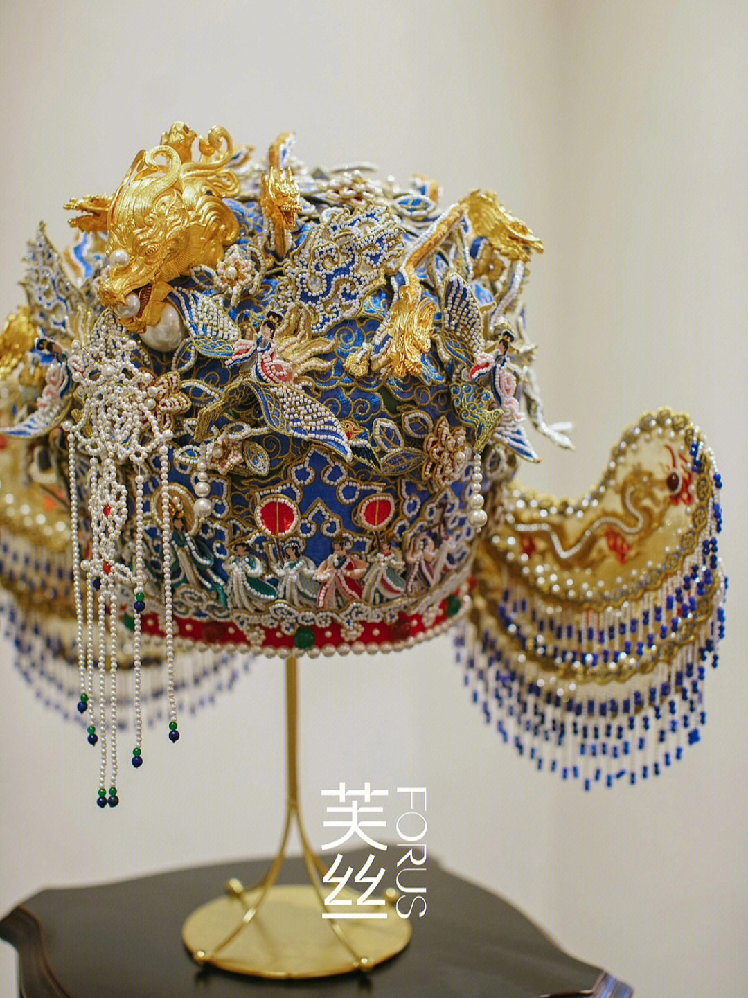 南熏殿旧藏的宋皇后画像中的礼冠,皆为花珠青罗青绢衬金,造绘出王母