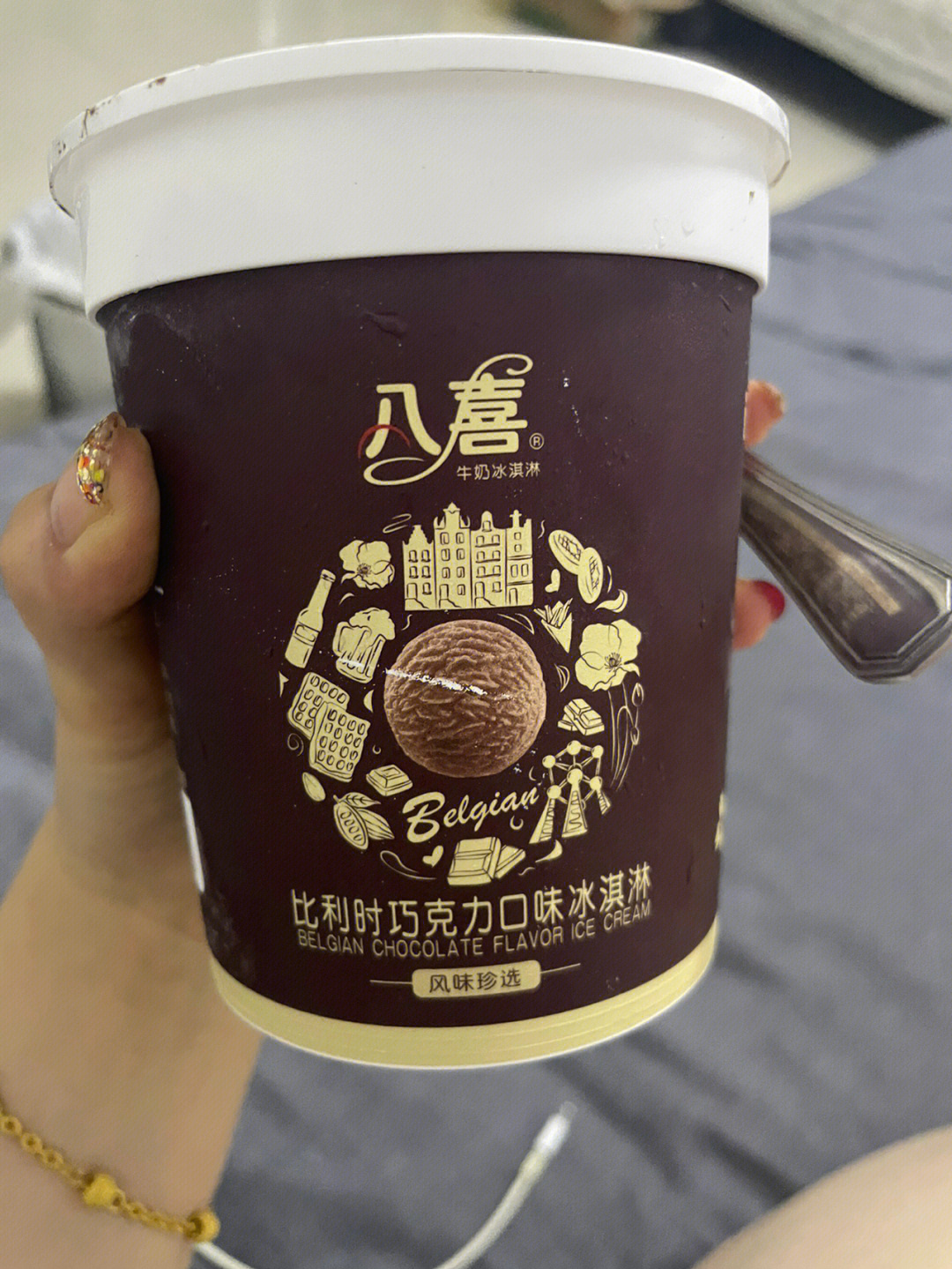 八喜巧克力豆冰淇淋图片