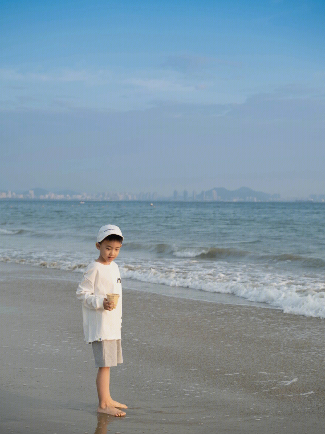 小男孩三亚海边戏水图片