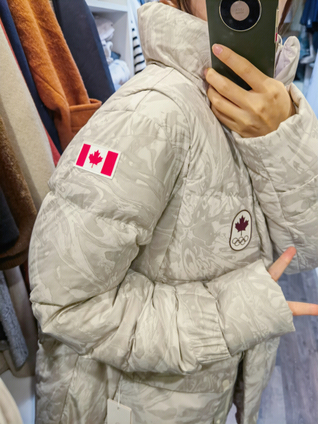 冬奥加拿大羽绒服图片