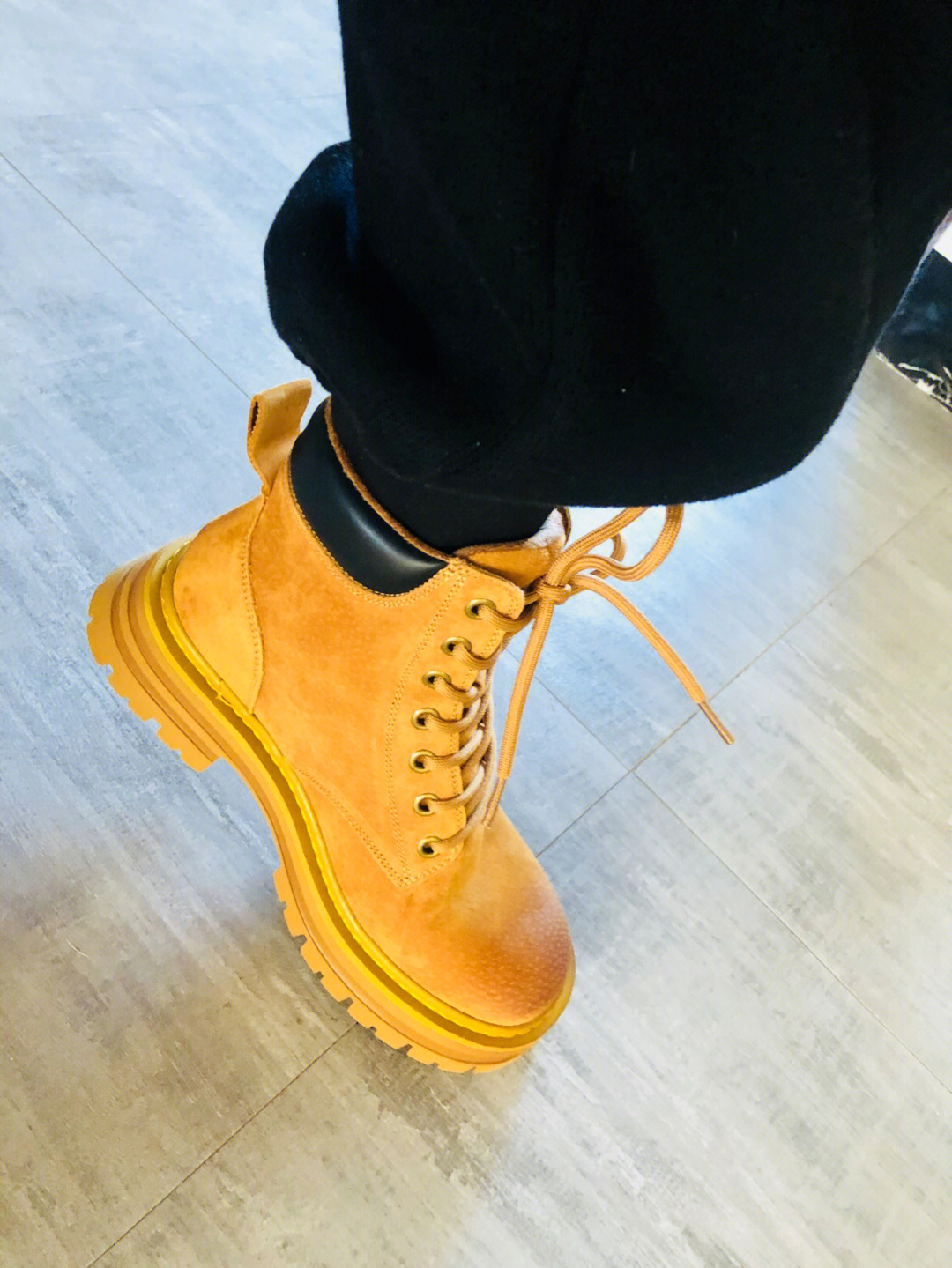 10061大黄靴颜色深偏红图片