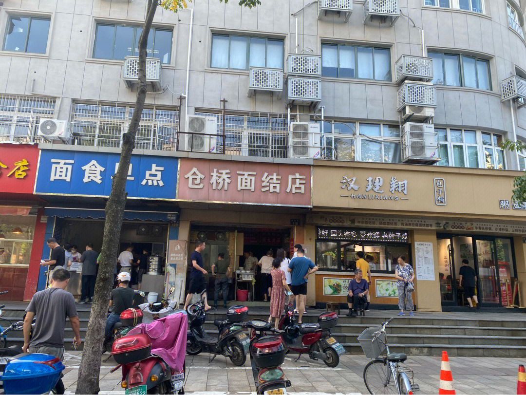 本打算吃仓桥面结店的面,排队太热了,转战隔壁也不错,七点左右排队的