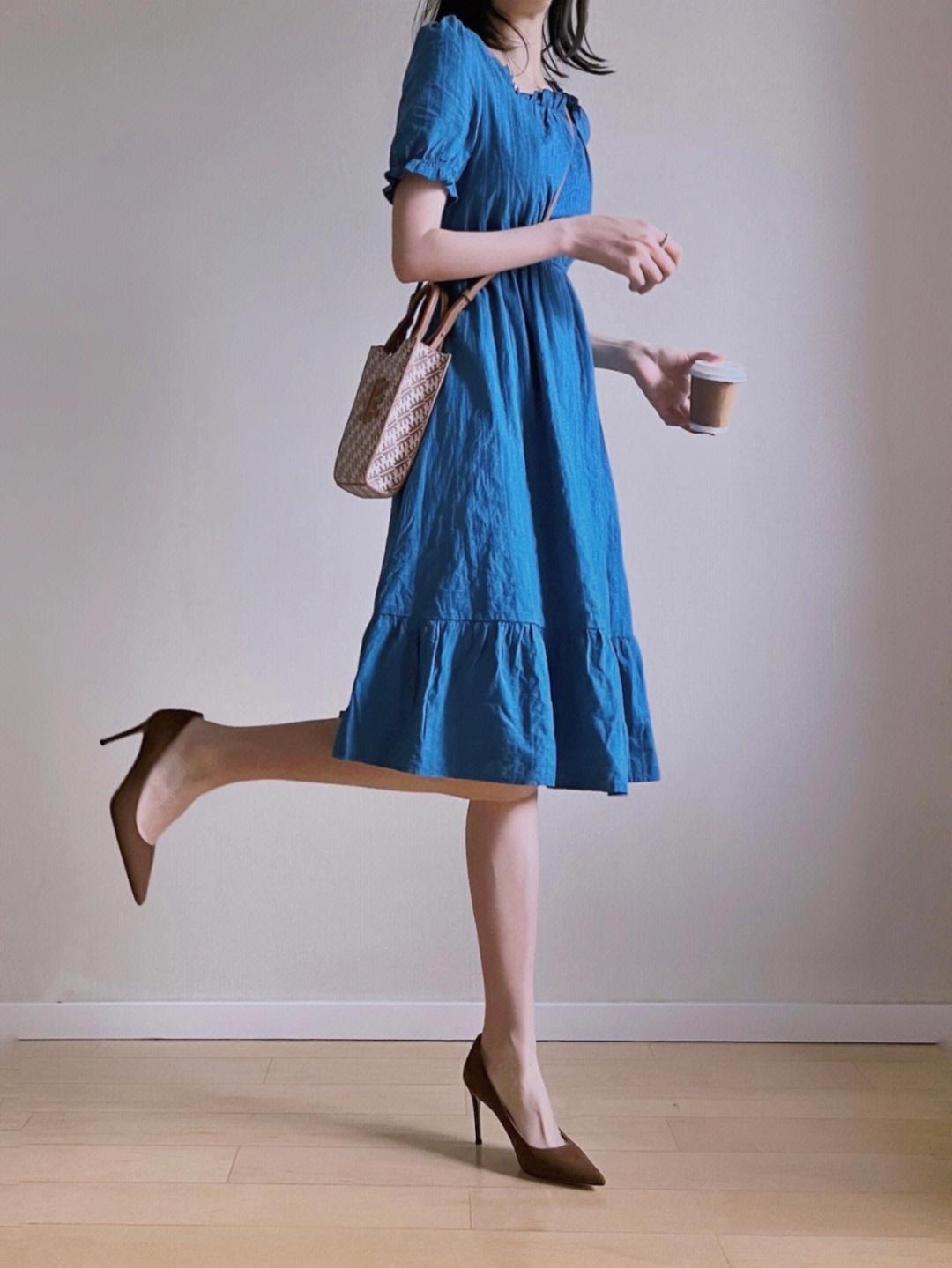 起初是被这条连衣裙的颜色吸引,最近入手一些了湖蓝色,孔雀蓝单品～很