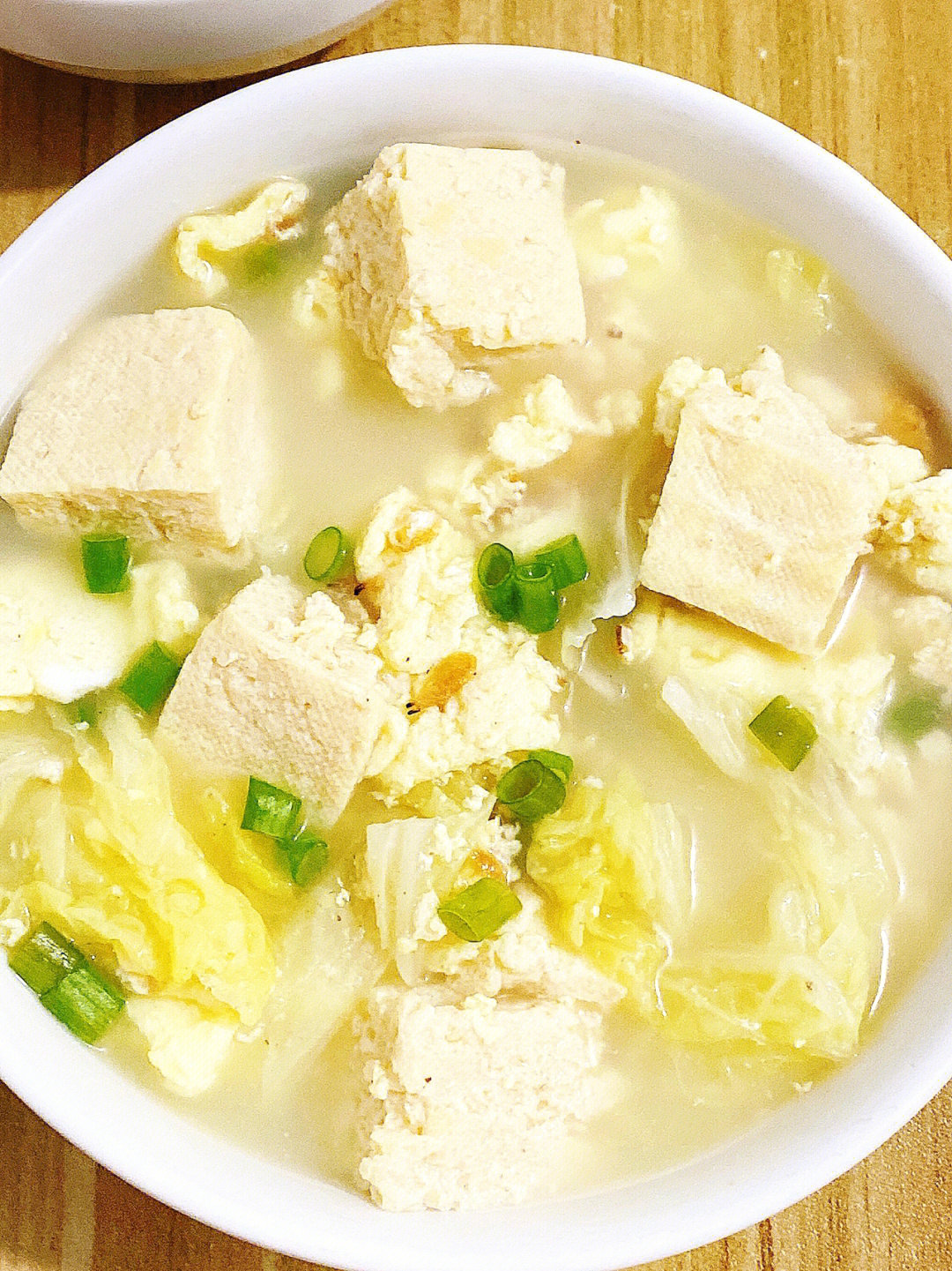 今天分享一道低脂高蛋白的减脂汤,冻豆腐鸡蛋白菜汤,做法都超简单