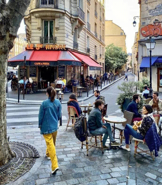 法国人酷爱咖啡,喜欢坐在咖啡馆静静地品味自己的人生,在咖啡馆外的