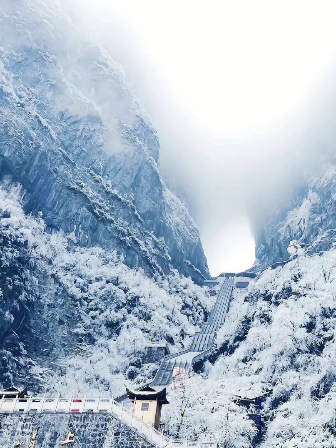 天门山雪景的诗词图片