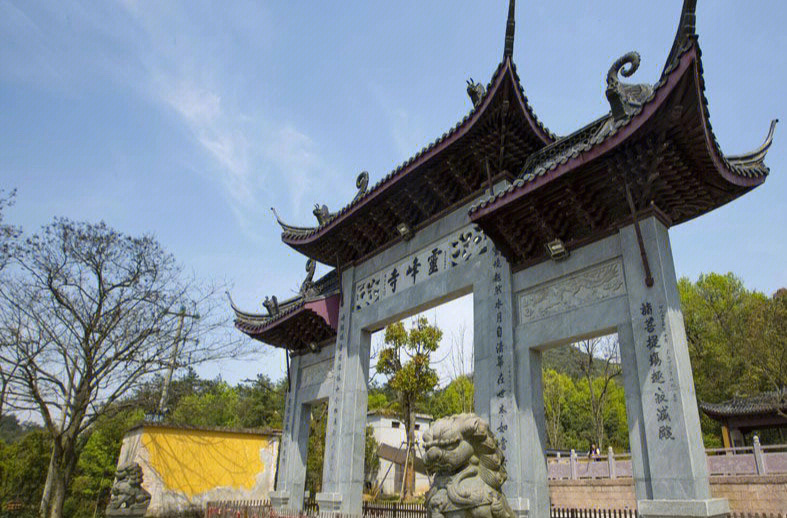 景区内灵峰寺是江南著名寺院之一,始建于五代后梁年间(公元907年)