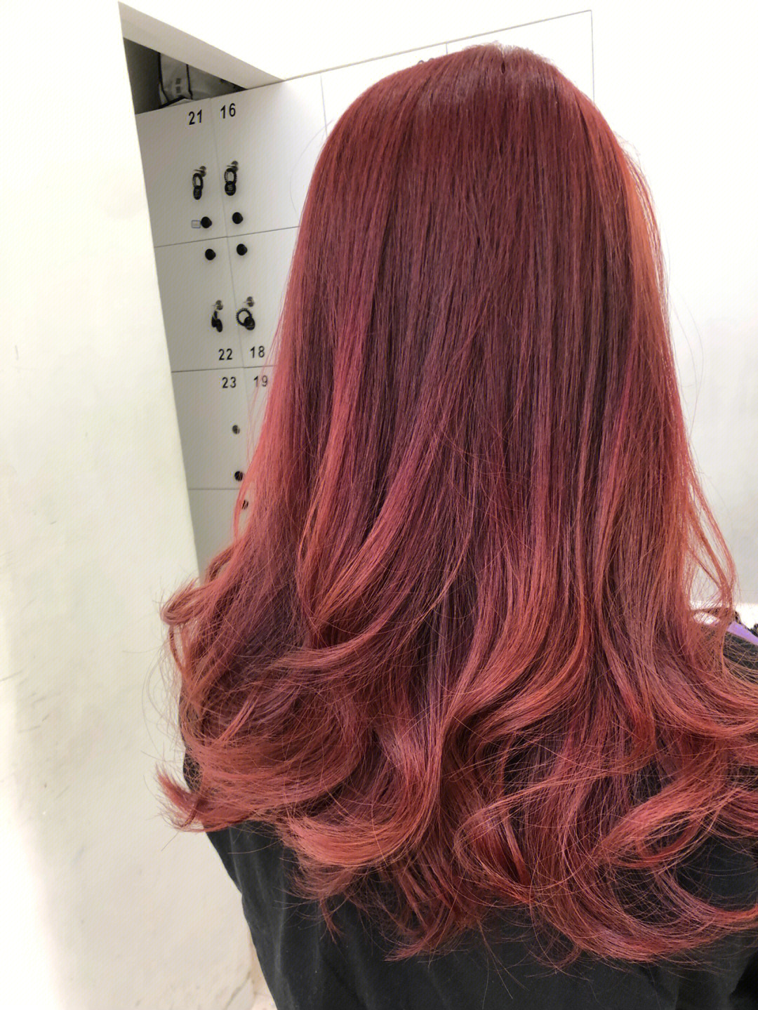 暗紫红色头发图片
