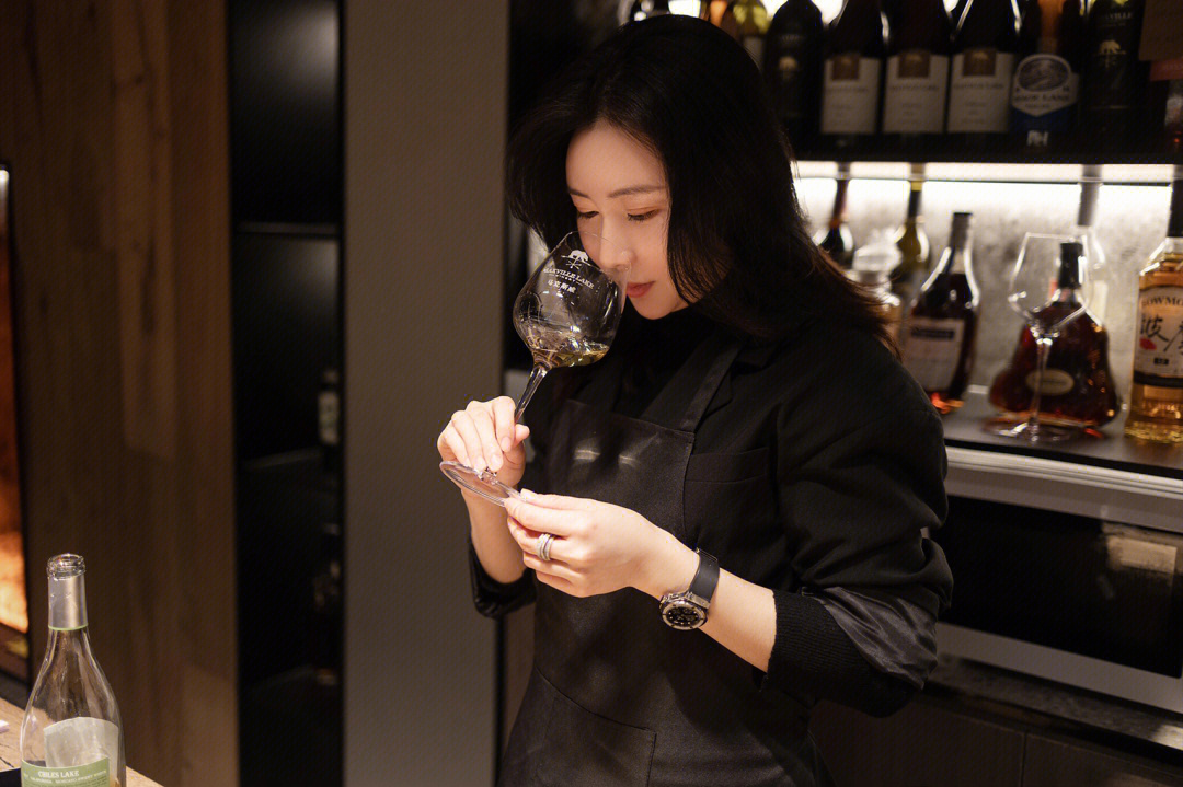 美女配红酒图片