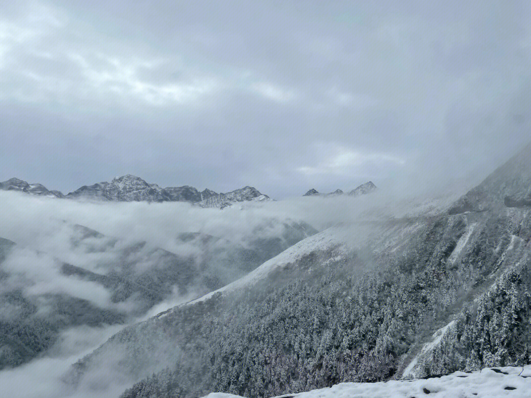 形容雪后大山的景观图片