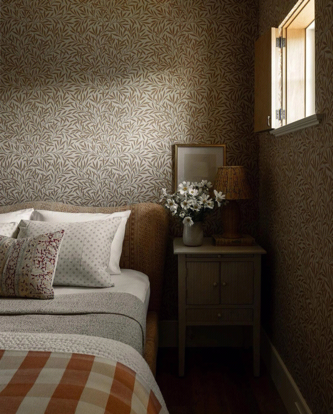 67当卧室墙面选择花色墙布时,其他软装应该怎么配?