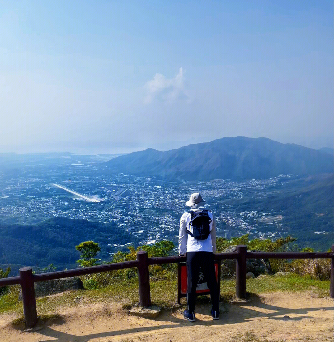 香港行山大帽山俯瞰香港