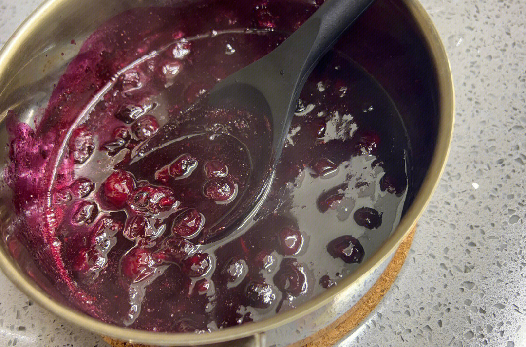奶锅,小火,一直翻炒…炒至蓝莓略爆浆,加入适量冰糖碎,继续搅拌…蓝莓