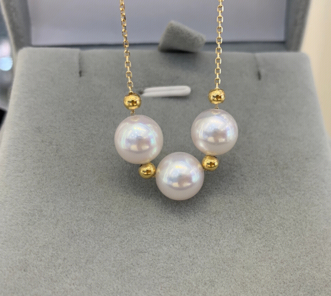 akoya海水珍珠,三颗圆润饱满的珍珠串成微笑造型的项链,樱花粉的伴色