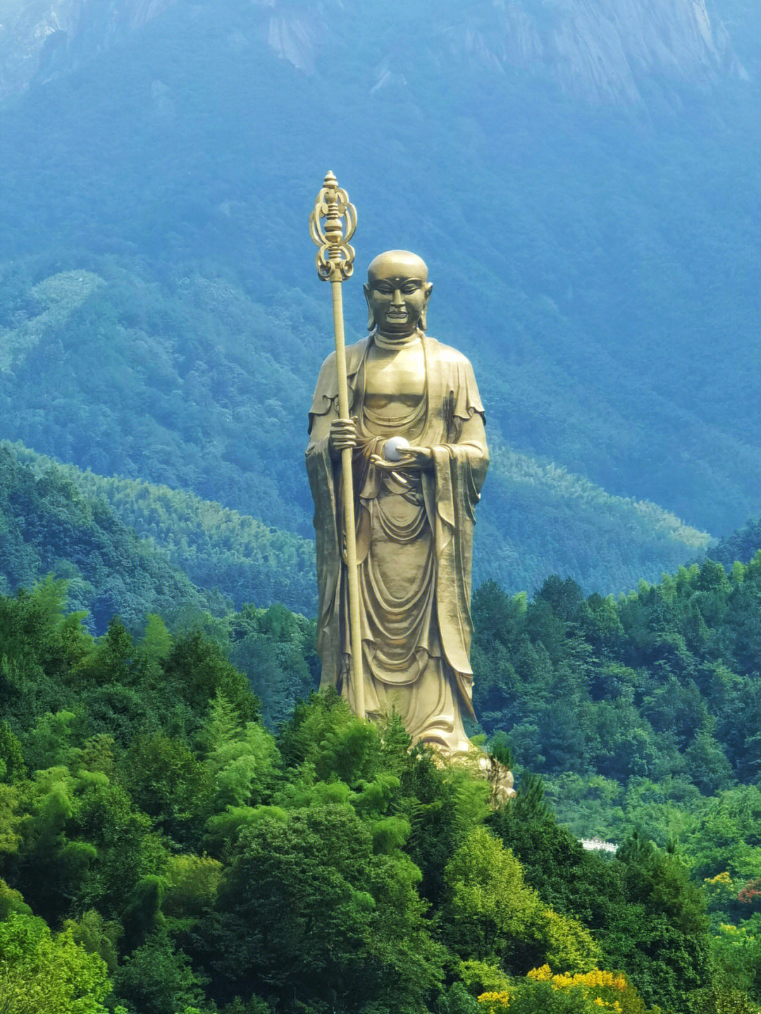 九华山地藏菩萨露天铜像,像身高度84米,加上莲花座底盘高度99米,是