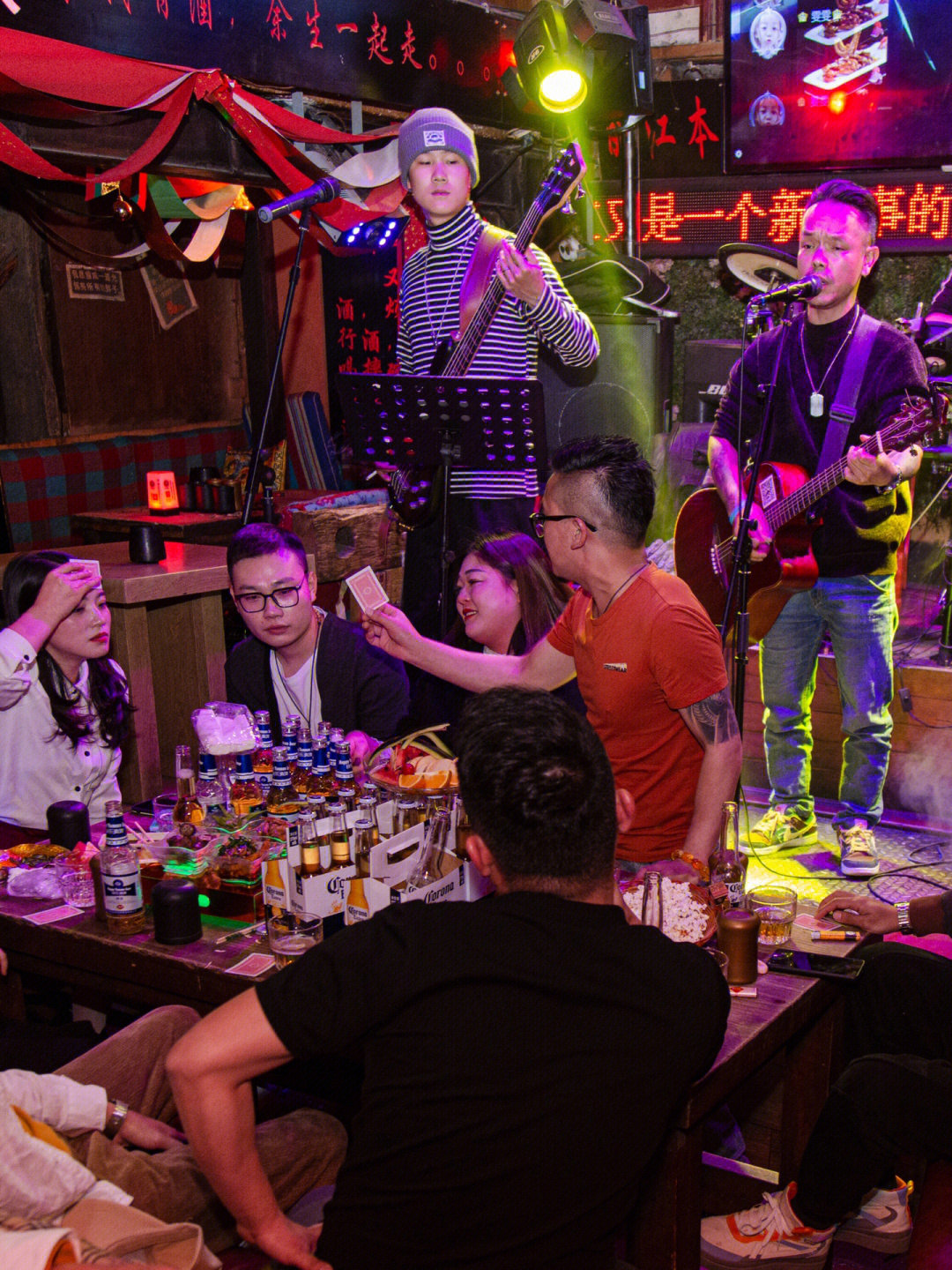 丽江探店来这感受传统火塘音乐酒吧文化
