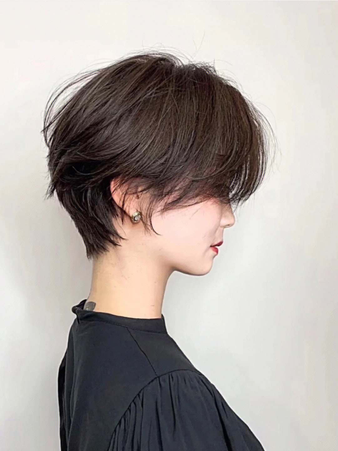 脸型设计:头顶尖,太阳穴凹陷,额头偏高发型设计:韩式超短发的特点一般