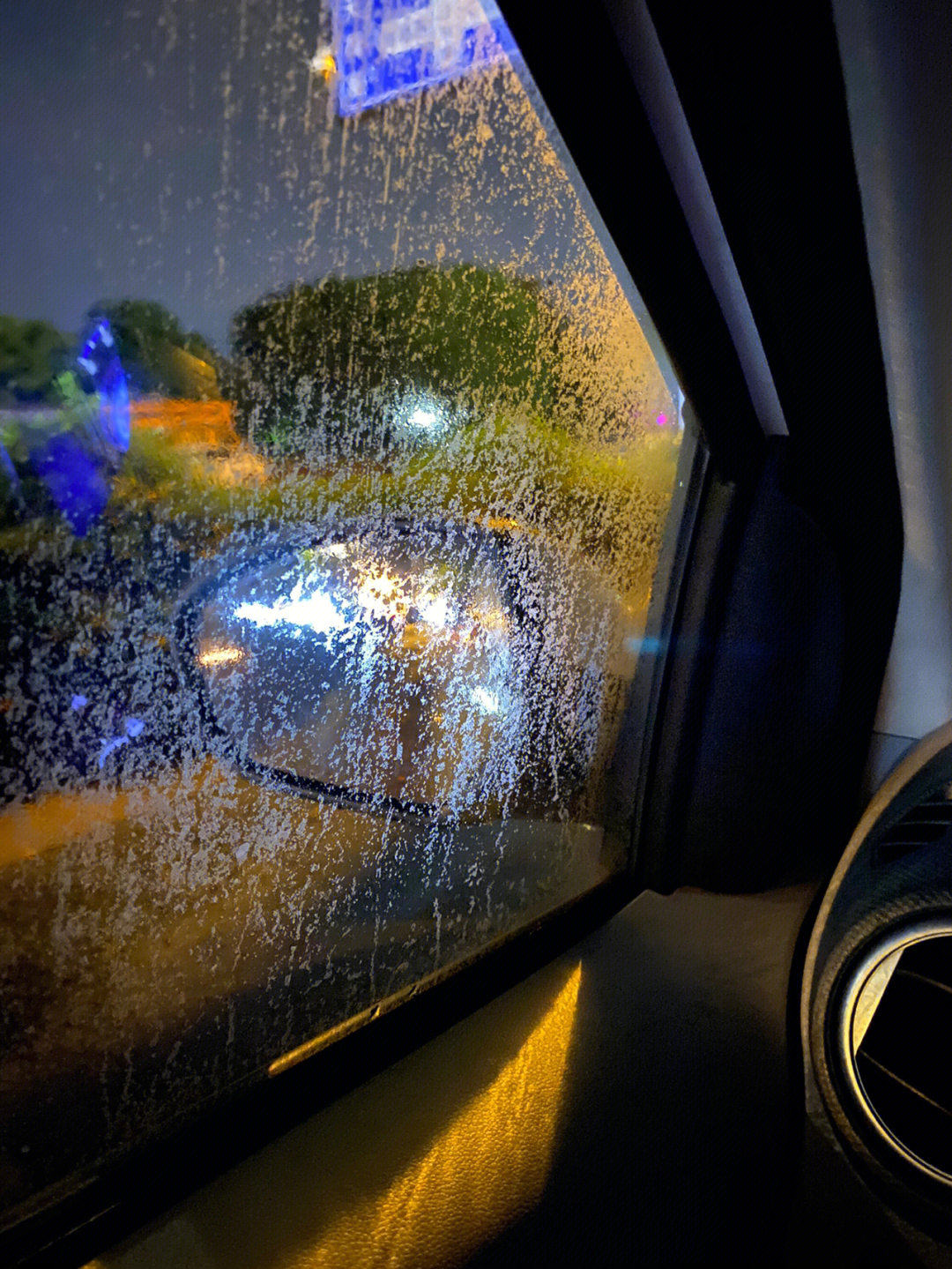 下雨天车窗外图片晚上图片