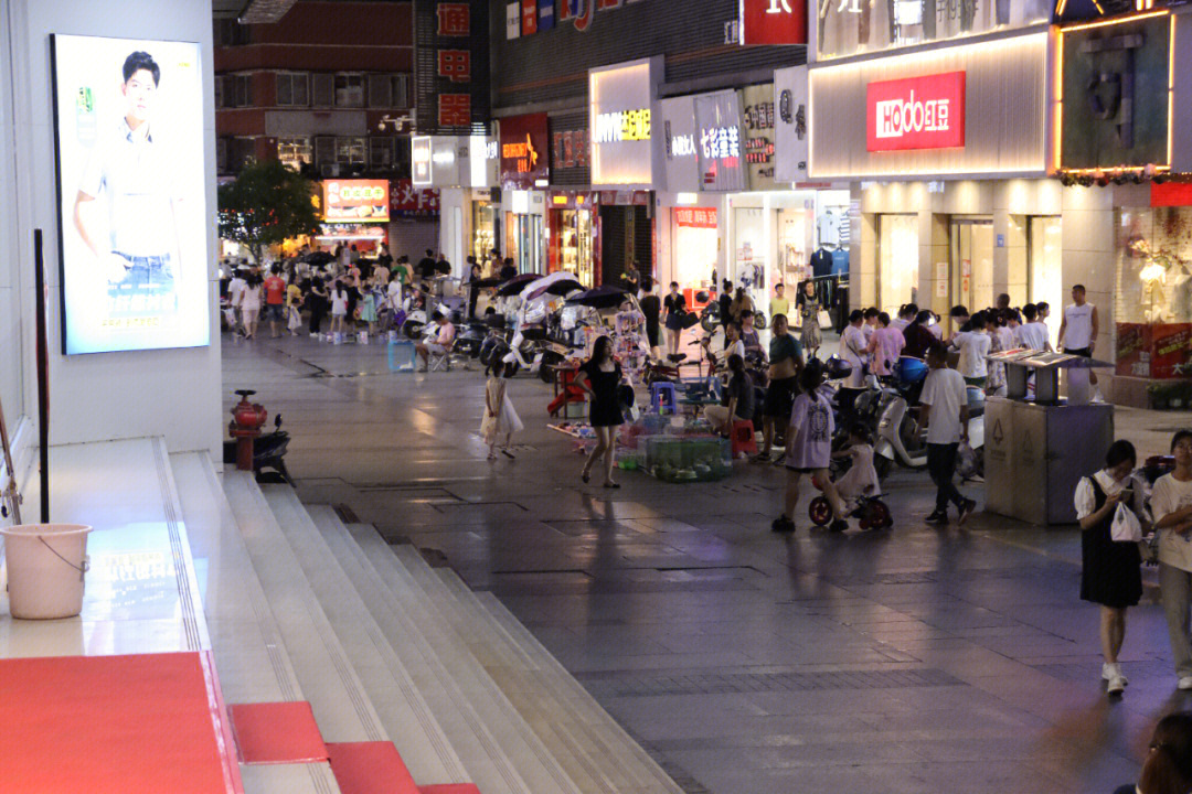 溧阳市区最热闹步行街图片
