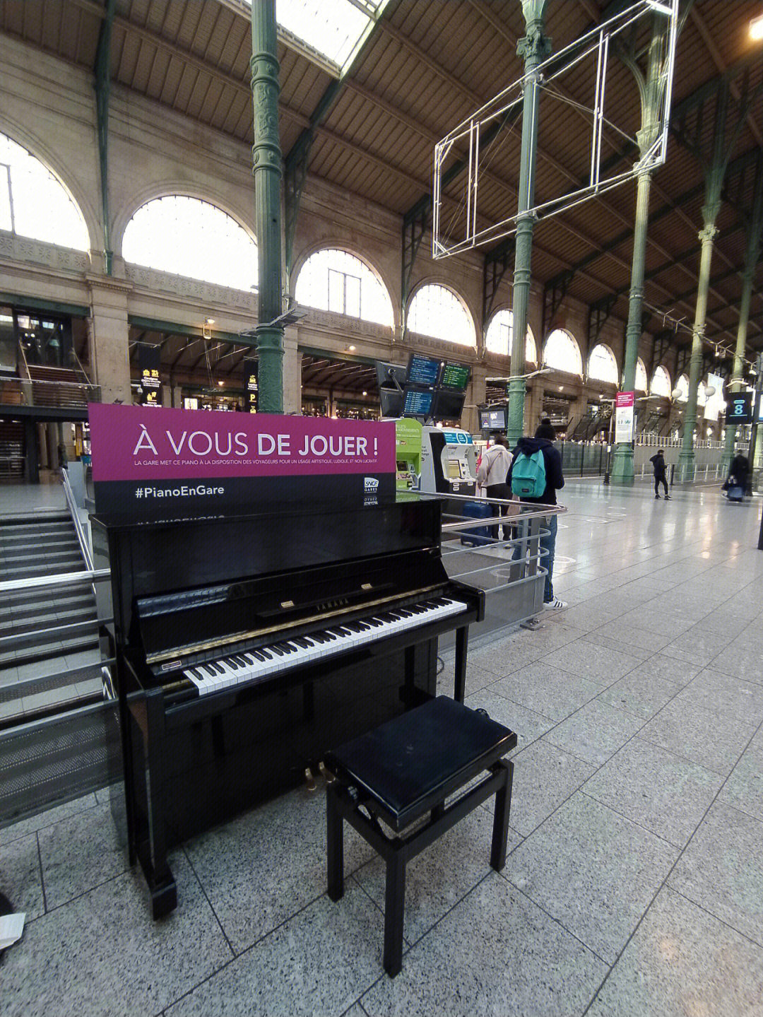 巴黎火车站钢琴演奏图片