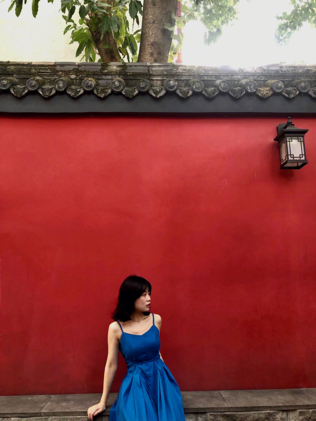 周六抓夏天的尾巴,克莱因蓝裙子和红墙好配