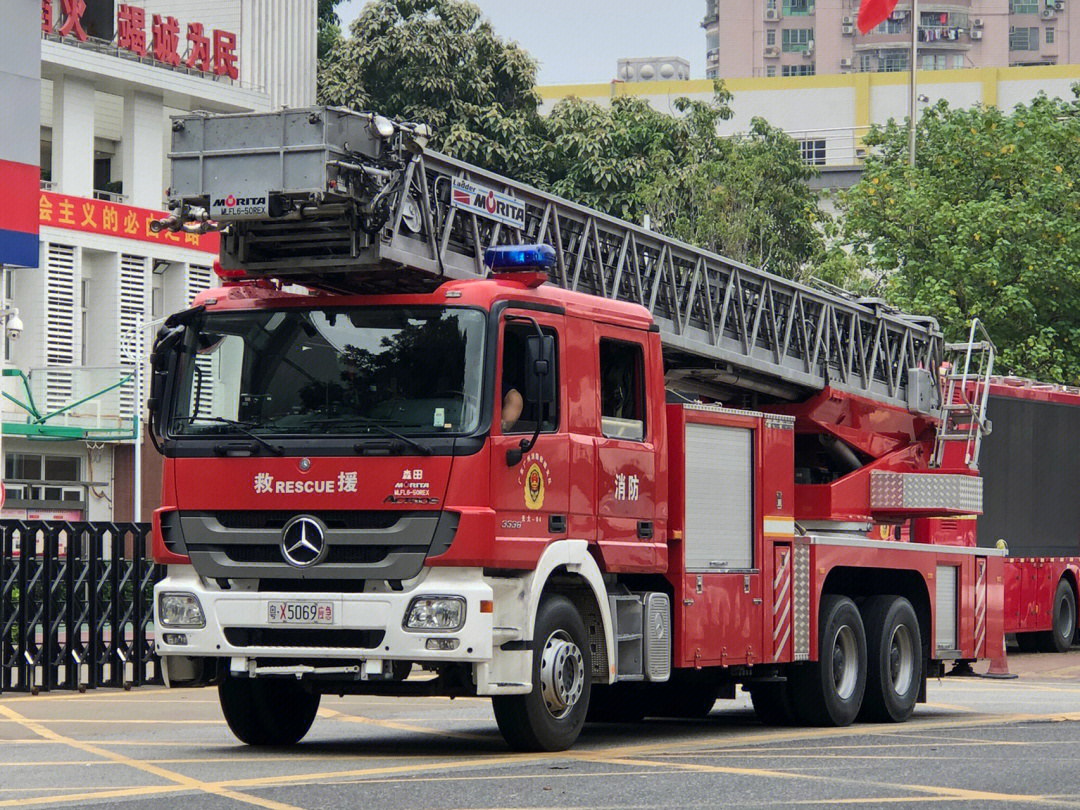 东风天锦云梯消防车图片