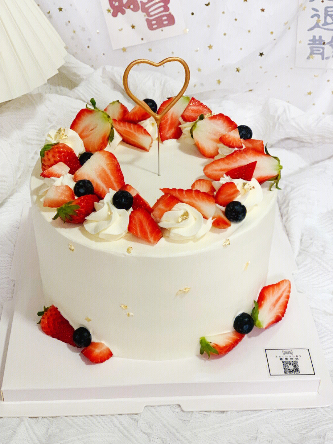 八寸的简约款草莓装饰蛋糕