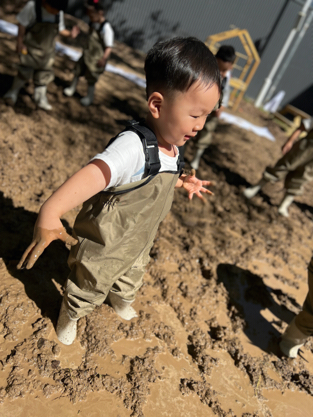 儿童雨靴踩泥陷入泥浆图片