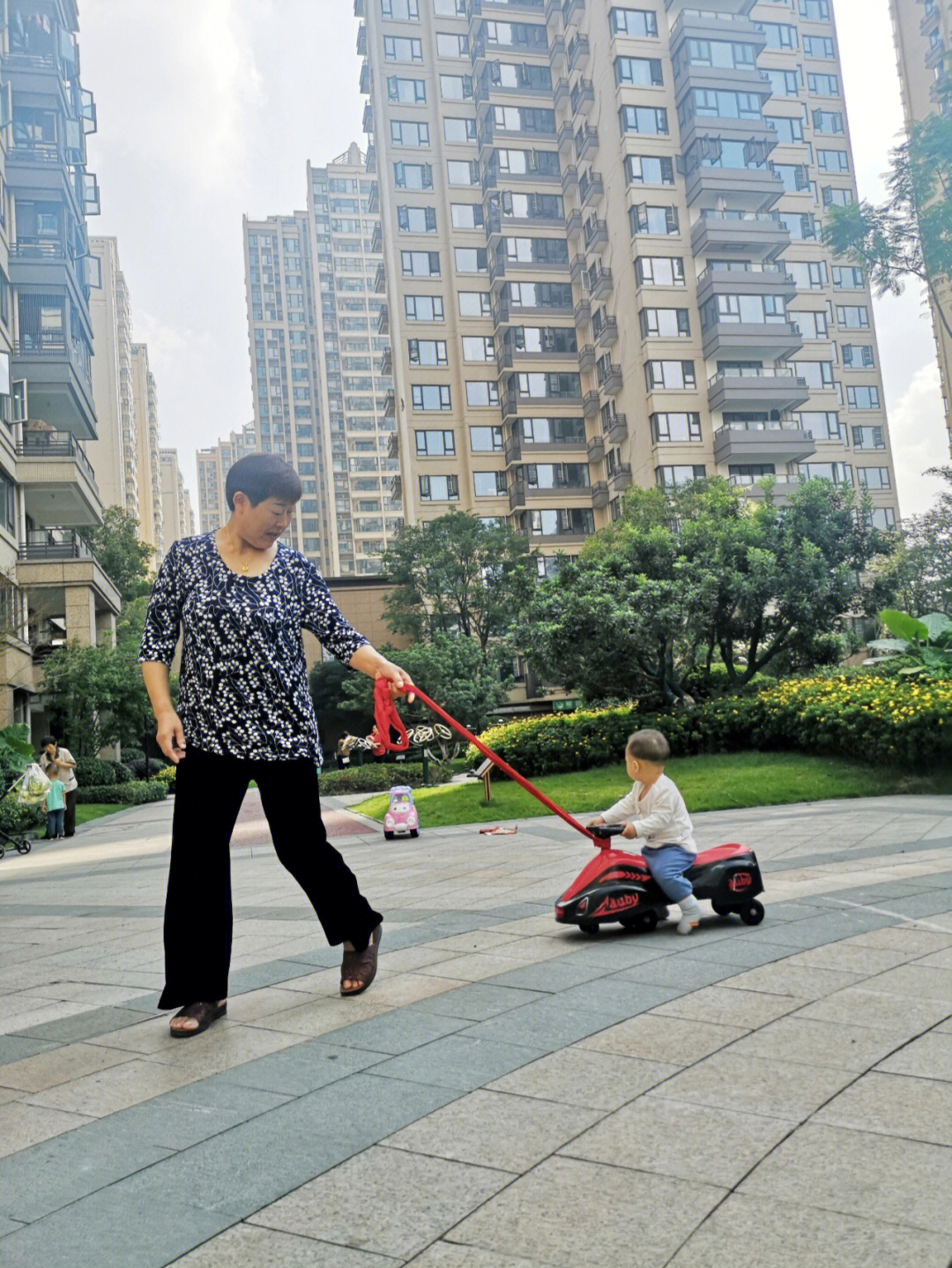 奶奶带孩子穿衣服图图片