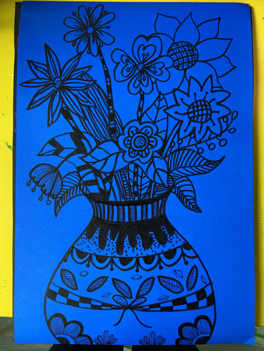 花瓶和花的画初中图片