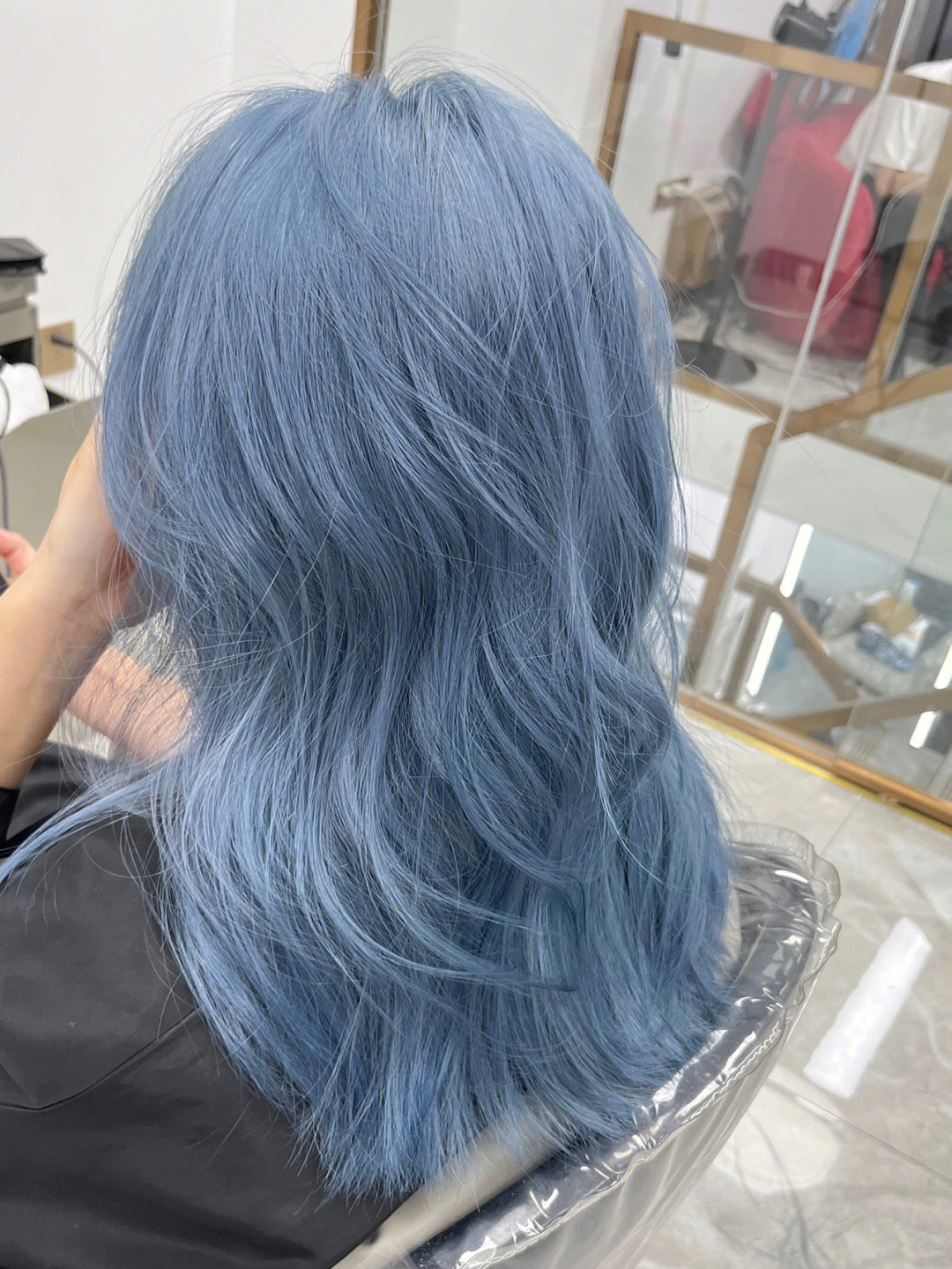 雾霾蓝发色又称蓝灰色这种雾霾蓝蓝色的饱和度会低一些,整个头发的
