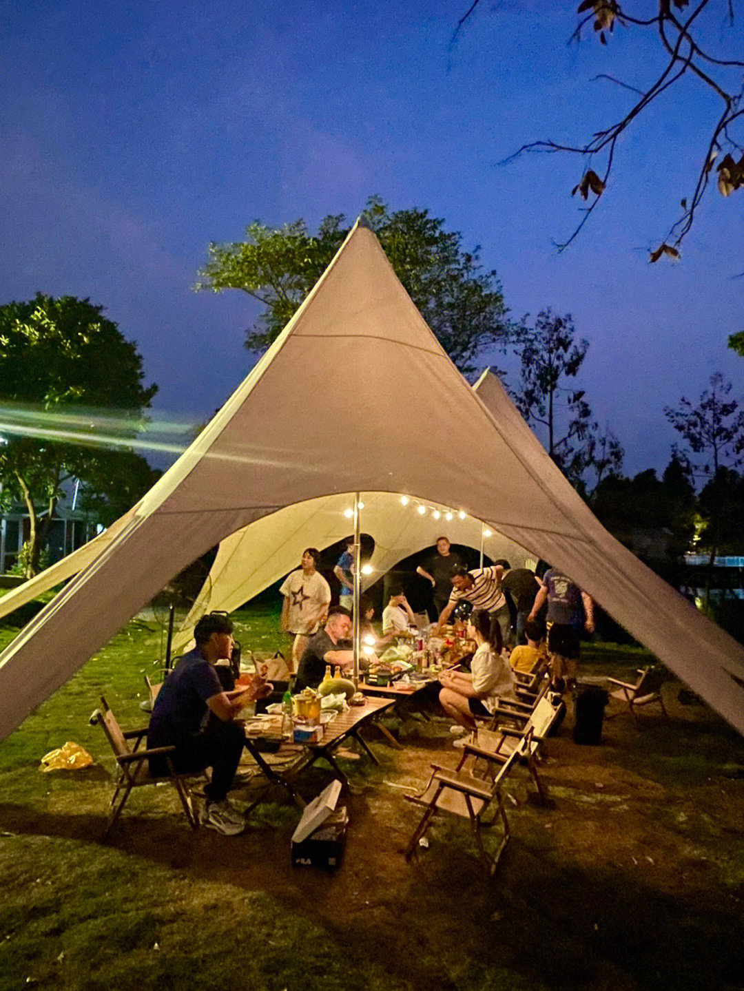 江边露营户外野餐烧烤团建日