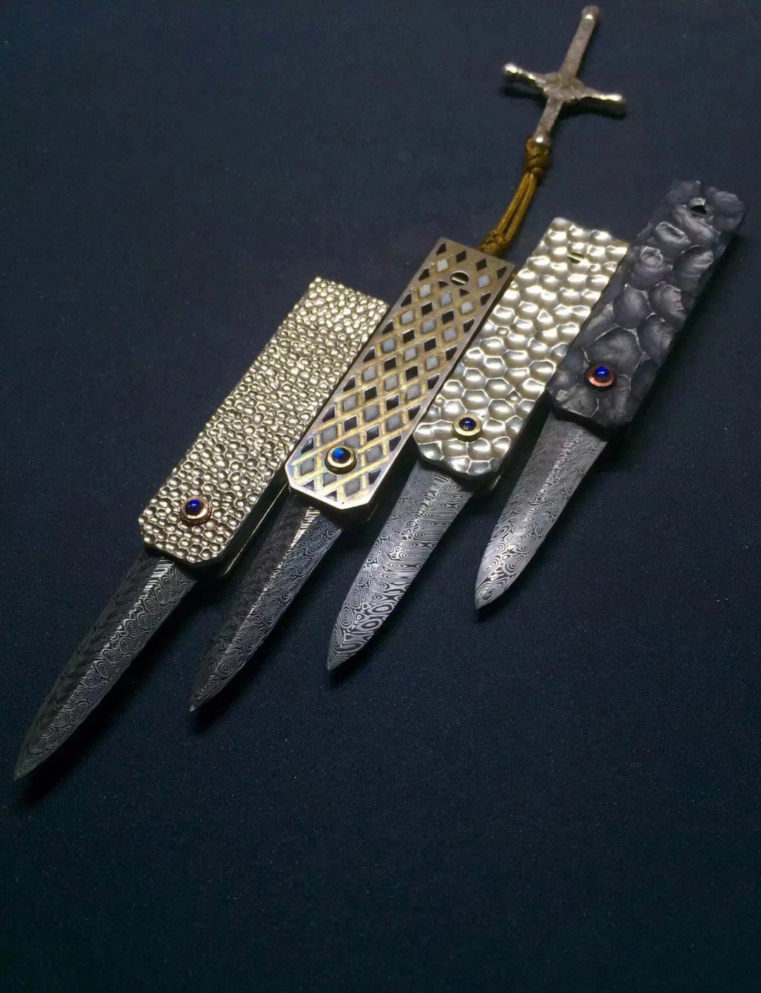 《藏》系列珠宝级特殊锁定结构折刀这款是黑曜岩瑞典粉末大马士革钢