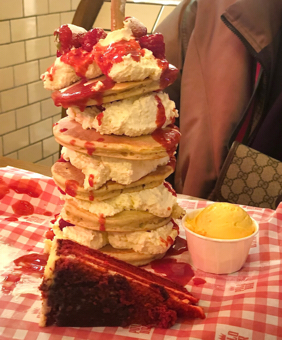 stack 松饼真的巨大 超可爱 是这家店最出名的 奶油草莓松饼塔 冰激凌